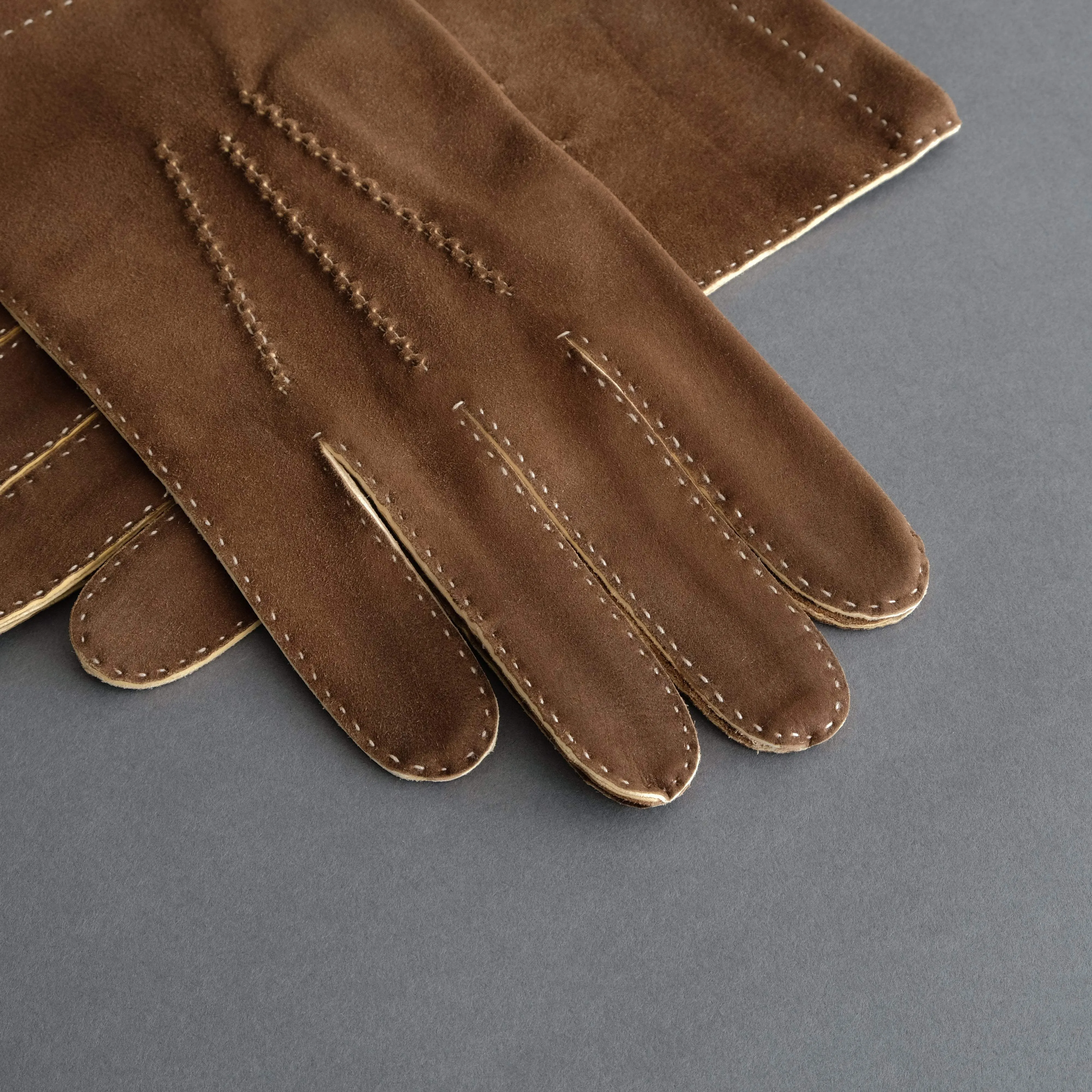 Gentlemen's Hand Sewn Unlined Gloves from Brown Doeskin